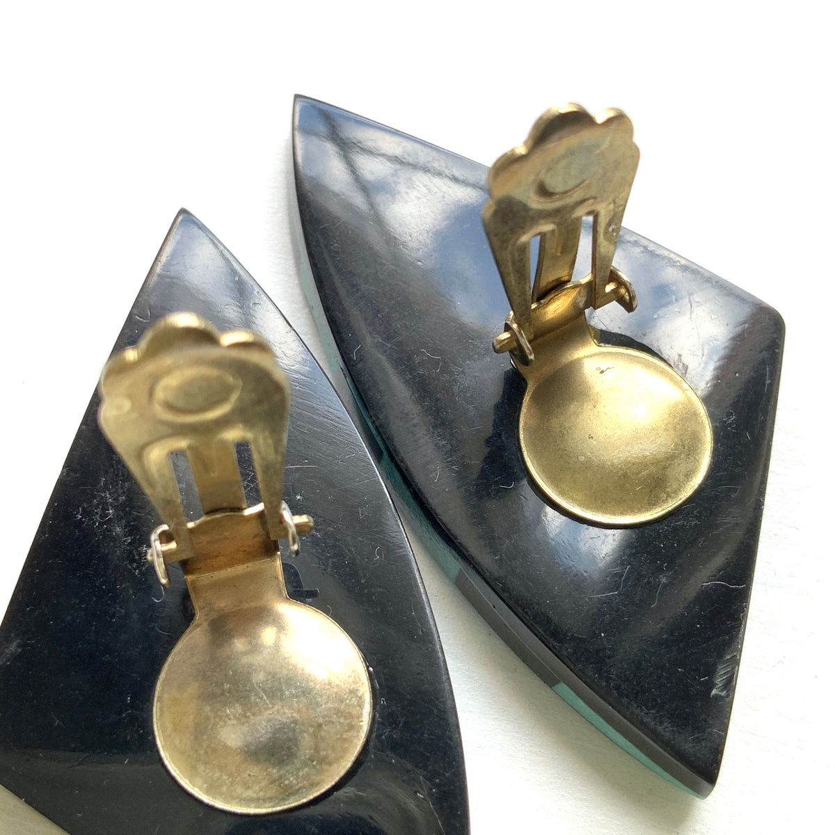 Circa 1960s–1970s vintage striped clip-on earrings. 1960−70年代頃のストライプ模様のヴィンテージクリップイヤリング。