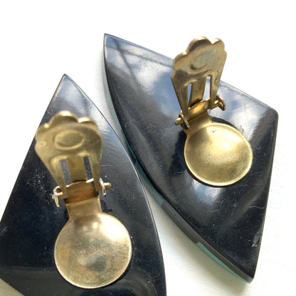 Circa 1960s–1970s vintage striped clip-on earrings. 1960−70年代頃のストライプ模様のヴィンテージクリップイヤリング。