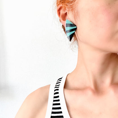 Circa 1960s–1970s vintage striped clip-on earrings. 1960−70年代頃のストライプ模様のヴィンテージクリップイヤリング。