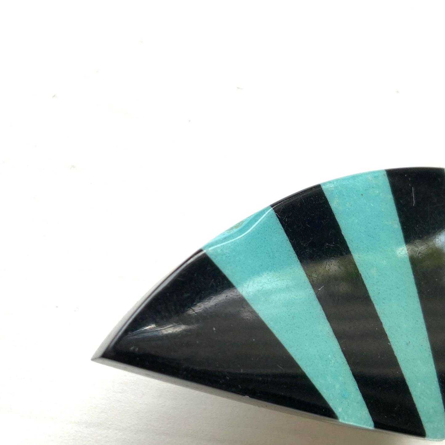 Circa 1960s–1970s vintage striped clip-on earrings. 1960−70年代頃のストライプ模様のヴィンテージクリップイヤリング。