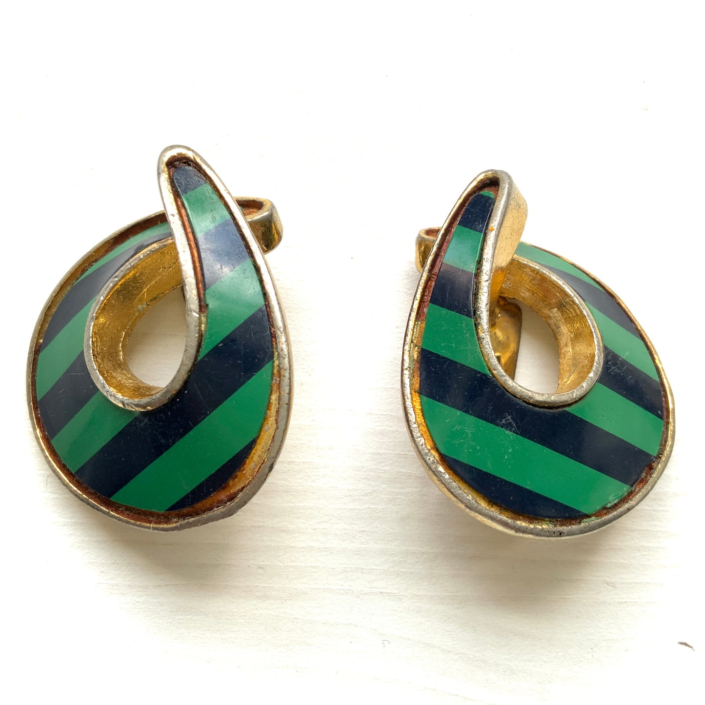 Circa 1980s vintage clip-on earrings by the French costume jewellery brand Orena. 1980年代頃、フランスのコスチュームジュエリーブランドOrenaのヴィンテージクリップイヤリング。
