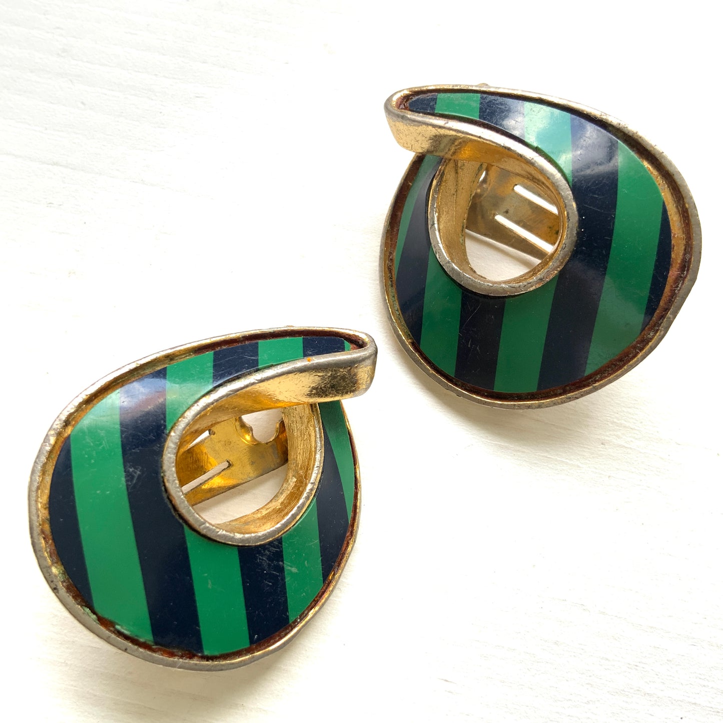 Circa 1980s vintage clip-on earrings by the French costume jewellery brand Orena. 1980年代頃、フランスのコスチュームジュエリーブランドOrenaのヴィンテージクリップイヤリング。