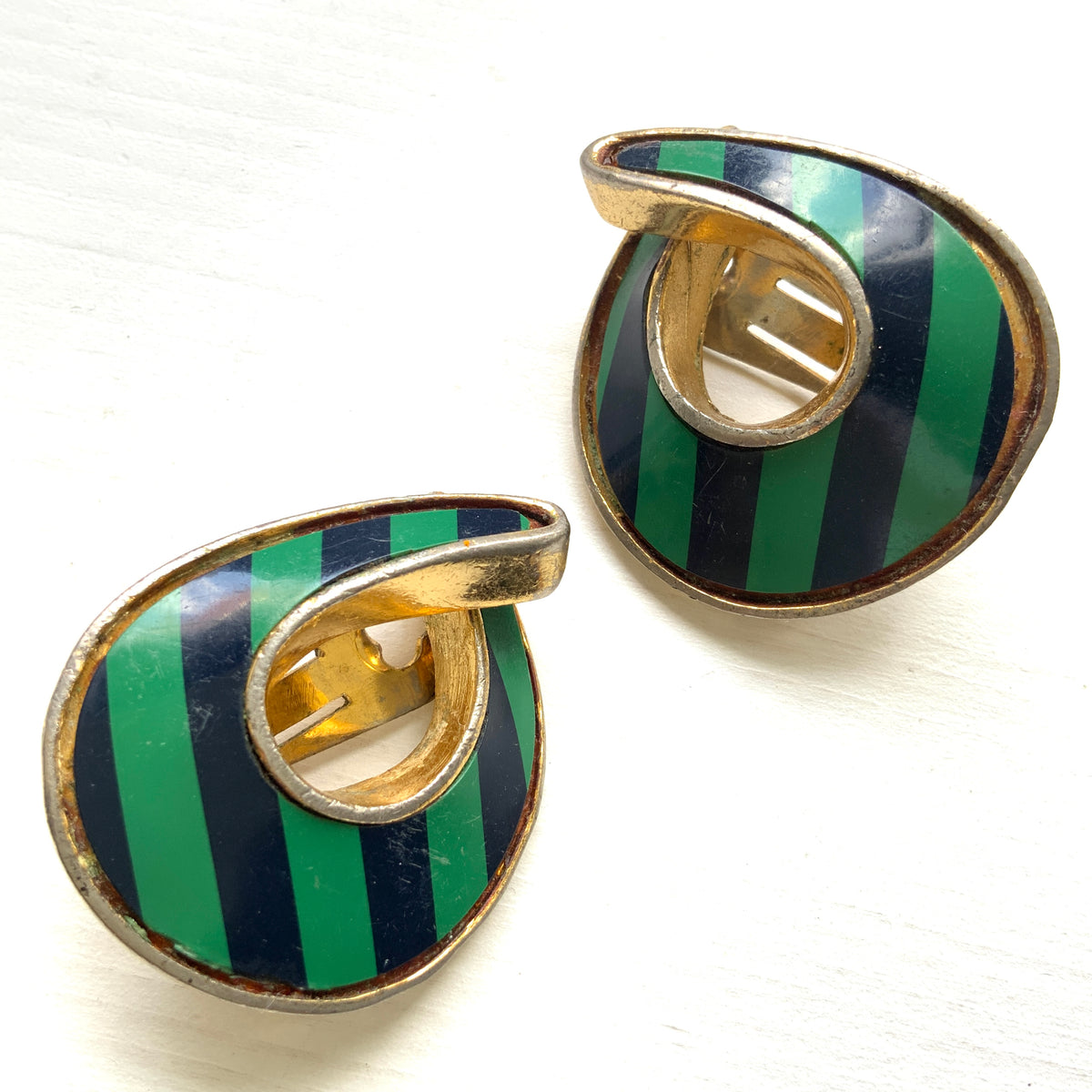 Circa 1980s vintage clip-on earrings by the French costume jewellery brand Orena. 1980年代頃、フランスのコスチュームジュエリーブランドOrenaのヴィンテージクリップイヤリング。