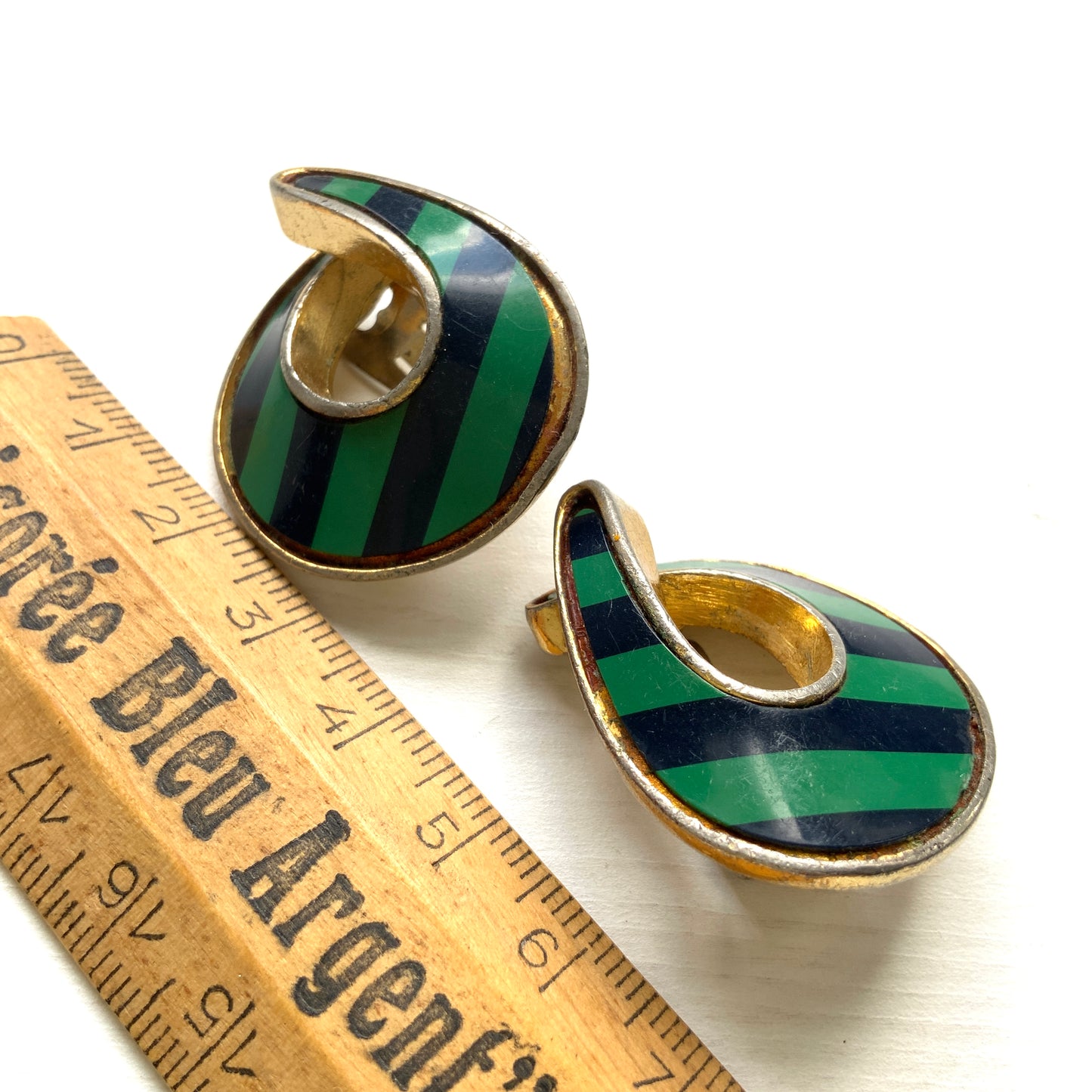 Circa 1980s vintage clip-on earrings by the French costume jewellery brand Orena. 1980年代頃、フランスのコスチュームジュエリーブランドOrenaのヴィンテージクリップイヤリング。