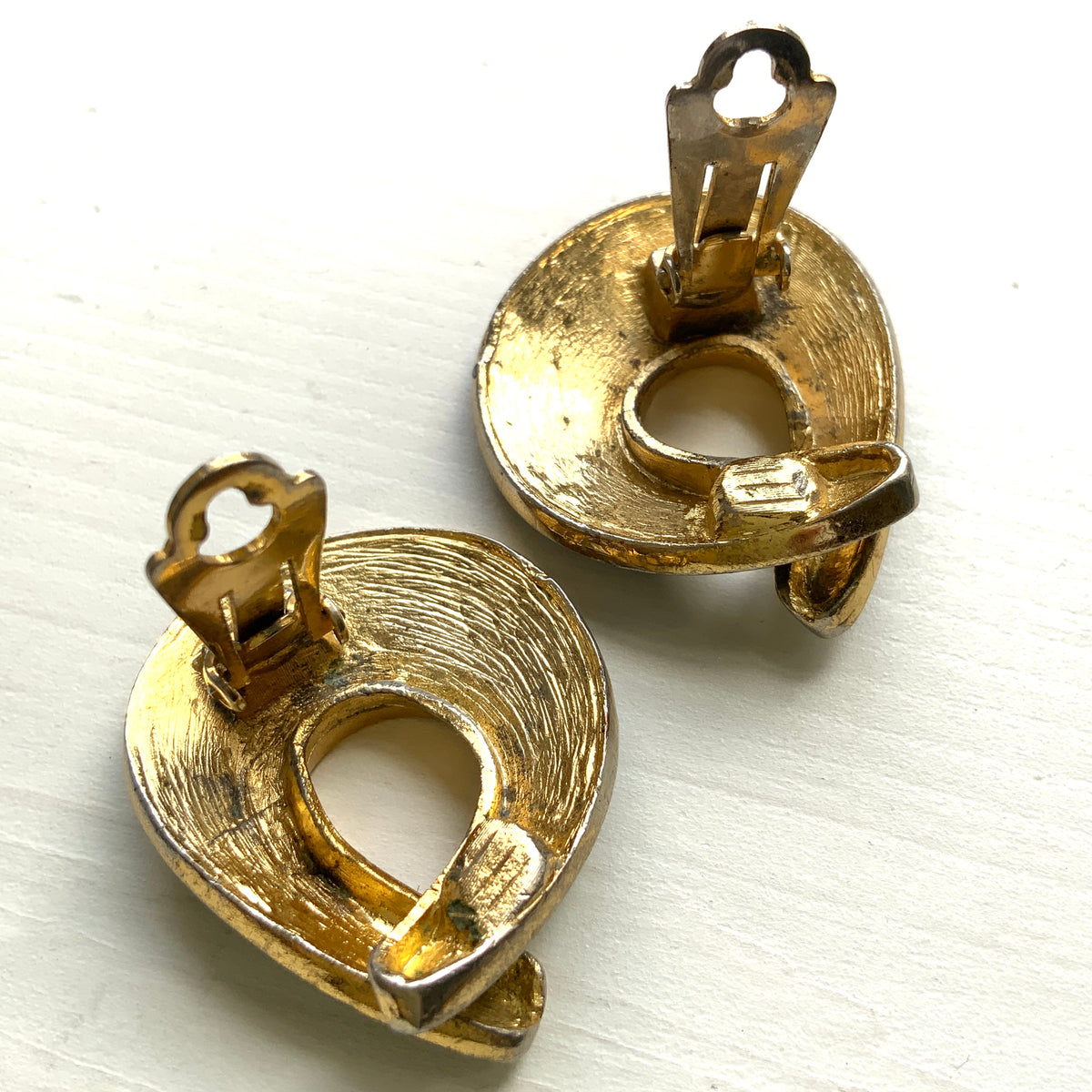 Circa 1980s vintage clip-on earrings by the French costume jewellery brand Orena. 1980年代頃、フランスのコスチュームジュエリーブランドOrenaのヴィンテージクリップイヤリング。