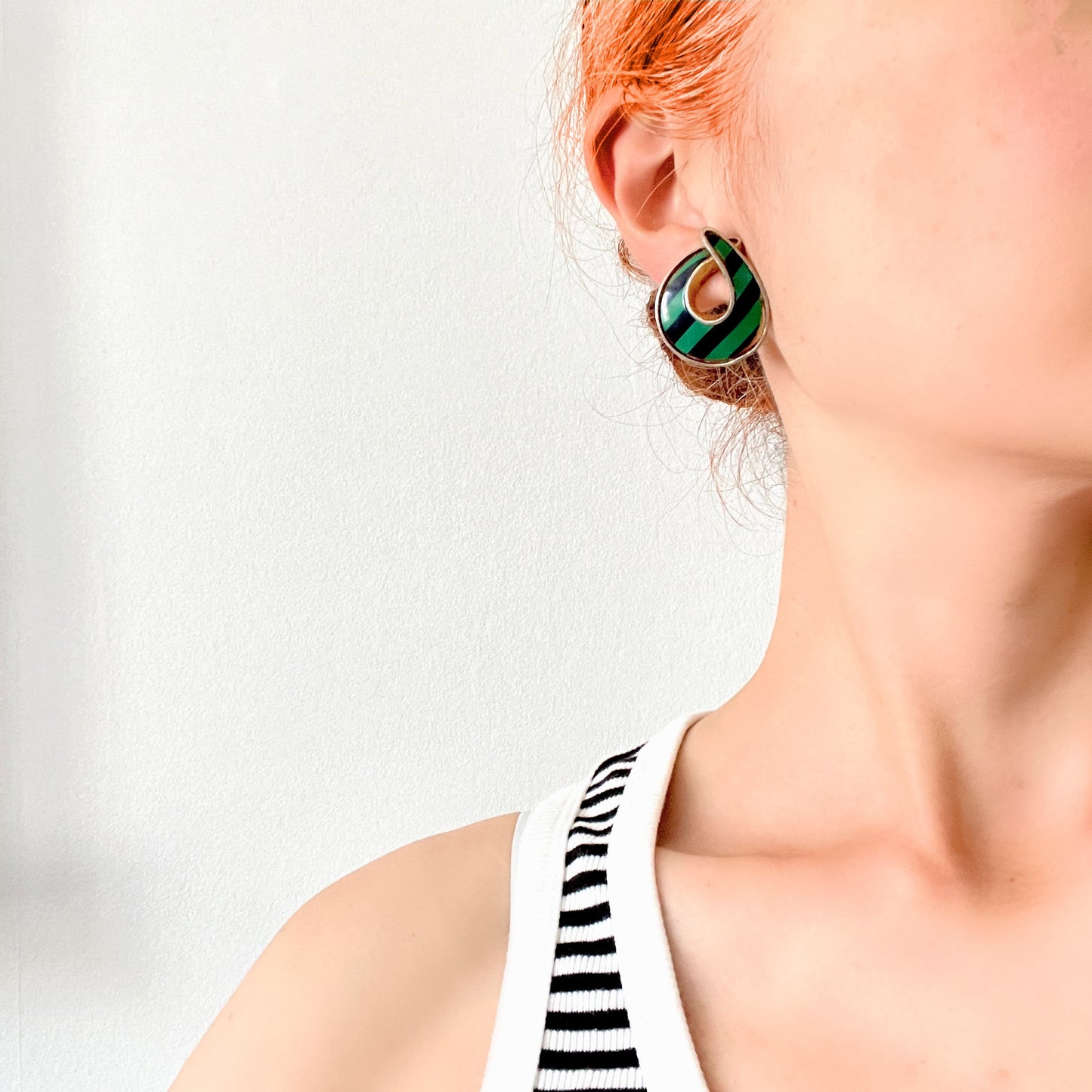 Circa 1980s vintage clip-on earrings by the French costume jewellery brand Orena. 1980年代頃、フランスのコスチュームジュエリーブランドOrenaのヴィンテージクリップイヤリング。