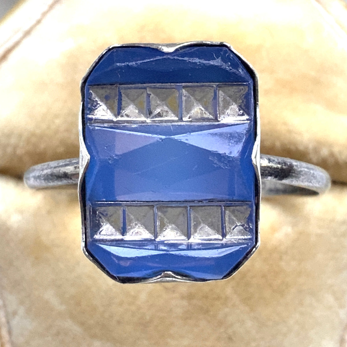  A British Art Deco vintage silver ring, dating from around the 1930s. 1930年代頃、イギリス製のアールデコヴィンテージシルバーリング。