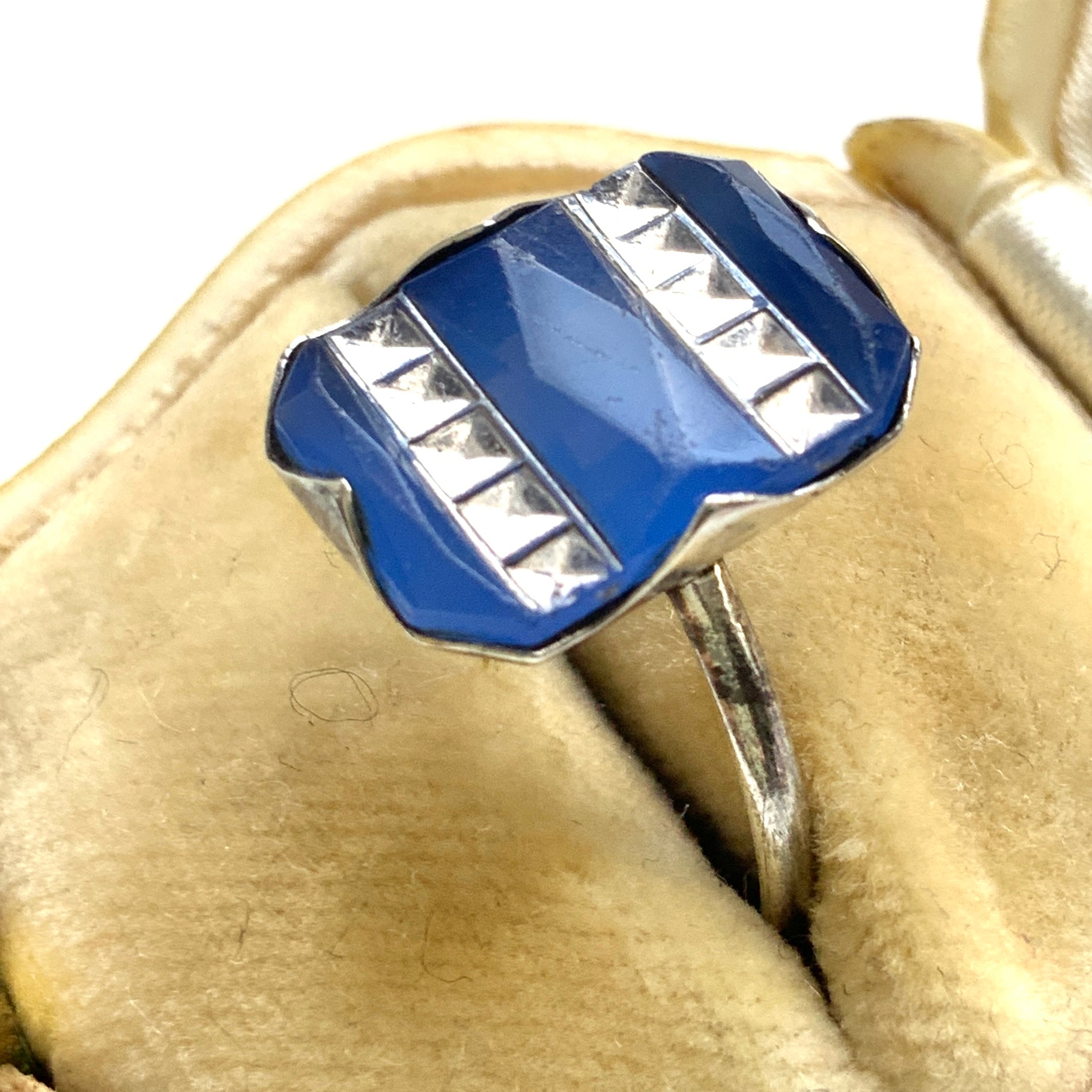  A British Art Deco vintage silver ring, dating from around the 1930s. 1930年代頃、イギリス製のアールデコヴィンテージシルバーリング。