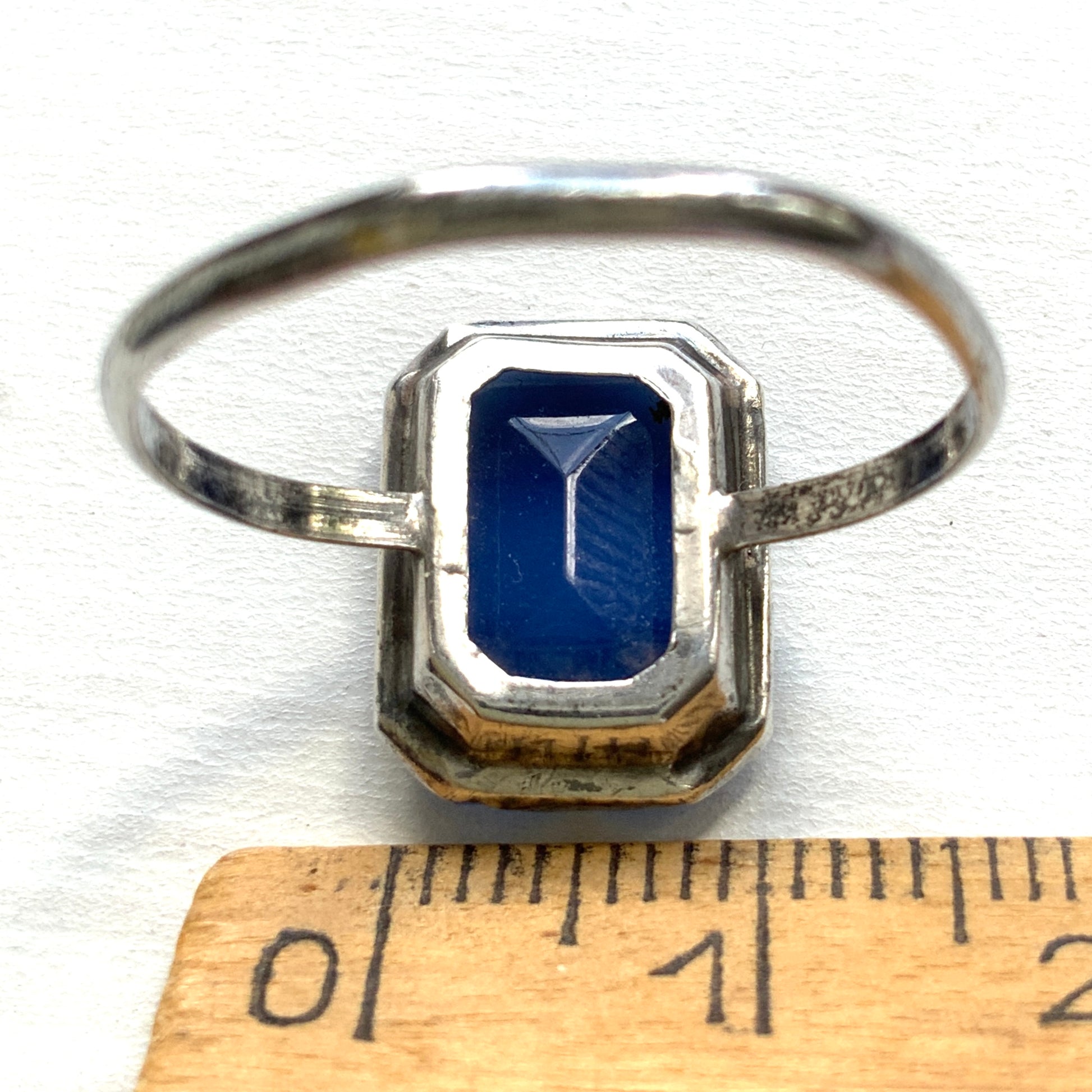  A British Art Deco vintage silver ring, dating from around the 1930s. 1930年代頃、イギリス製のアールデコヴィンテージシルバーリング。