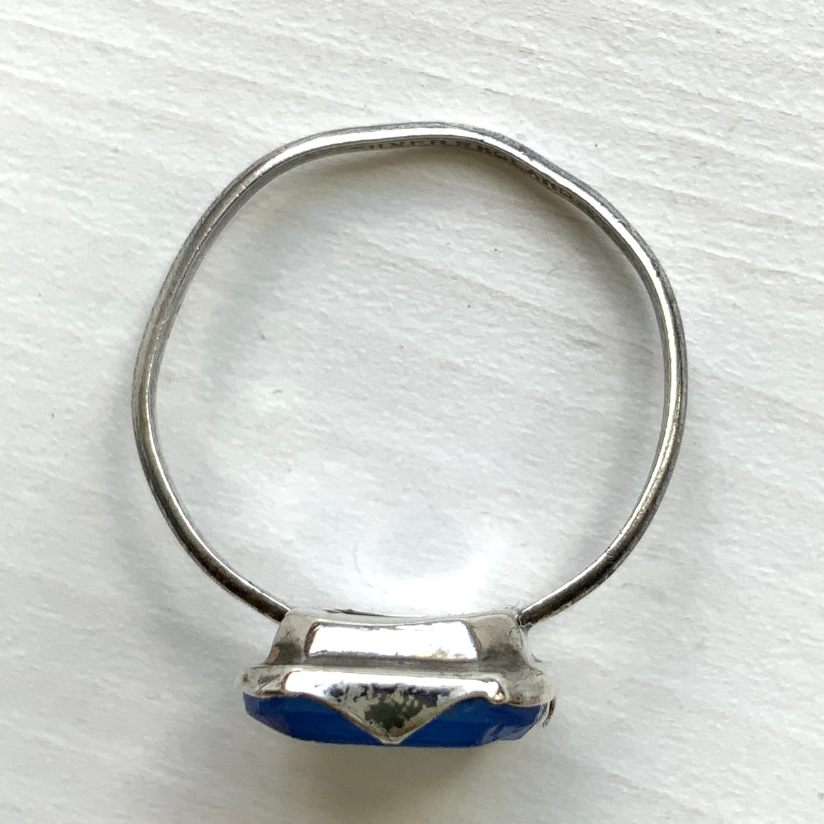  A British Art Deco vintage silver ring, dating from around the 1930s. 1930年代頃、イギリス製のアールデコヴィンテージシルバーリング。