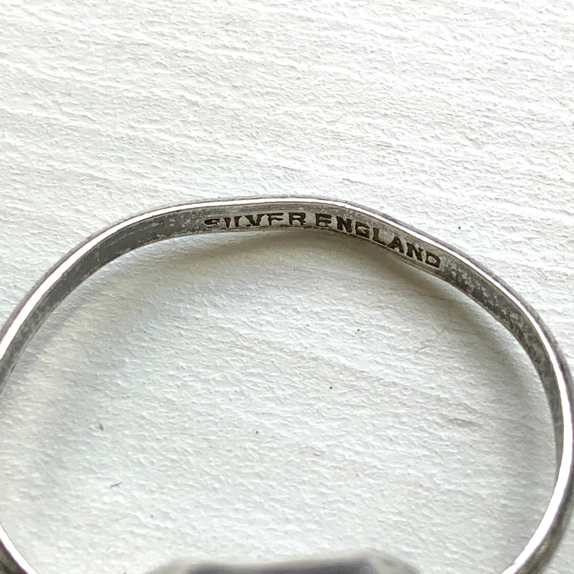 A British Art Deco vintage silver ring, dating from around the 1930s. 1930年代頃、イギリス製のアールデコヴィンテージシルバーリング。