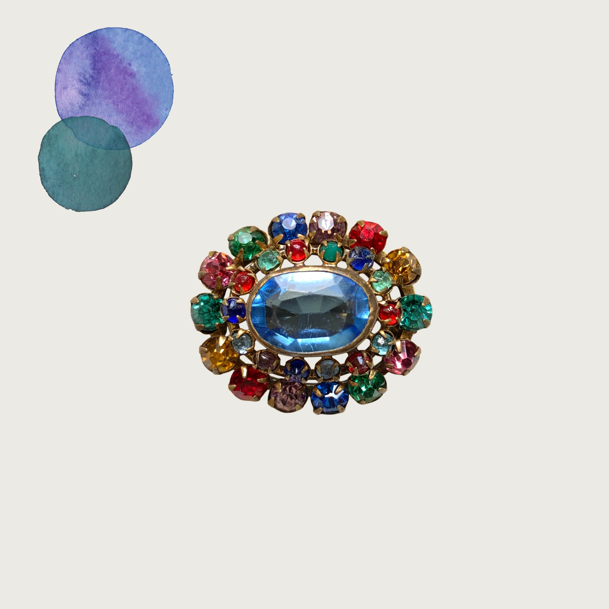 An Art Deco vintage brooch dating to around the 1930s, featuring vibrant multicoloured rhinestones. ビビッドなカラフルラインストーンが輝く、1930年代頃のアールデコヴィンテージブローチ。