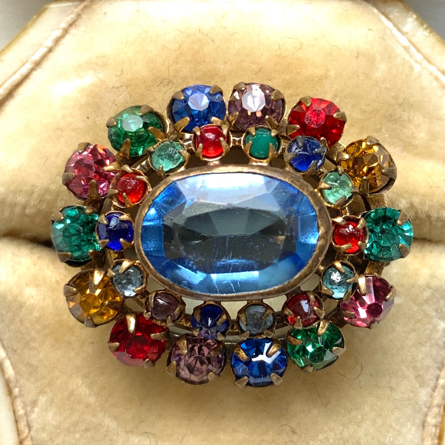 An Art Deco vintage brooch dating to around the 1930s, featuring vibrant multicoloured rhinestones. ビビッドなカラフルラインストーンが輝く、1930年代頃のアールデコヴィンテージブローチ。