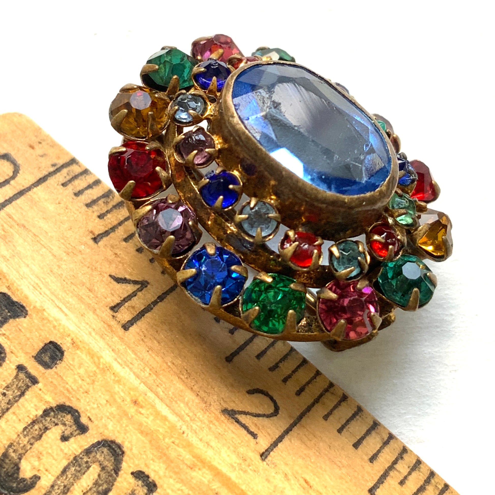 An Art Deco vintage brooch dating to around the 1930s, featuring vibrant multicoloured rhinestones. ビビッドなカラフルラインストーンが輝く、1930年代頃のアールデコヴィンテージブローチ。