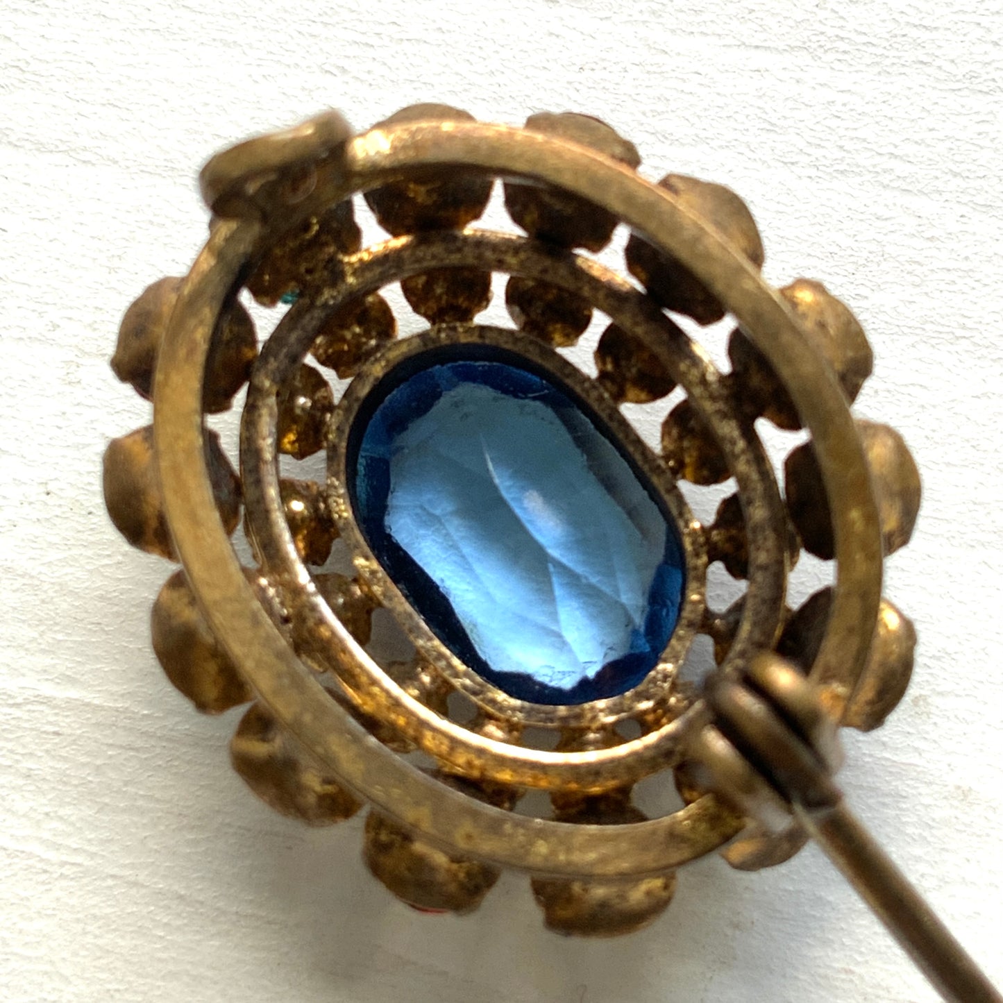 An Art Deco vintage brooch dating to around the 1930s, featuring vibrant multicoloured rhinestones. ビビッドなカラフルラインストーンが輝く、1930年代頃のアールデコヴィンテージブローチ。