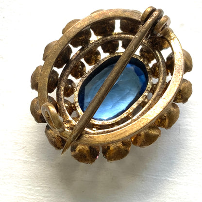 An Art Deco vintage brooch dating to around the 1930s, featuring vibrant multicoloured rhinestones. ビビッドなカラフルラインストーンが輝く、1930年代頃のアールデコヴィンテージブローチ。