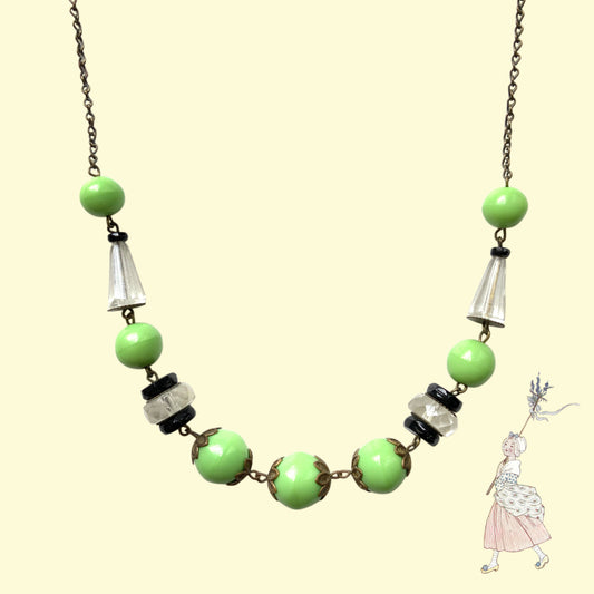 Art Deco necklace dating from the 1920s–30s, featuring apple green glass beads. アップルグリーンのグラスビーズを使用した1920〜30年代頃のアールデコネックレス。