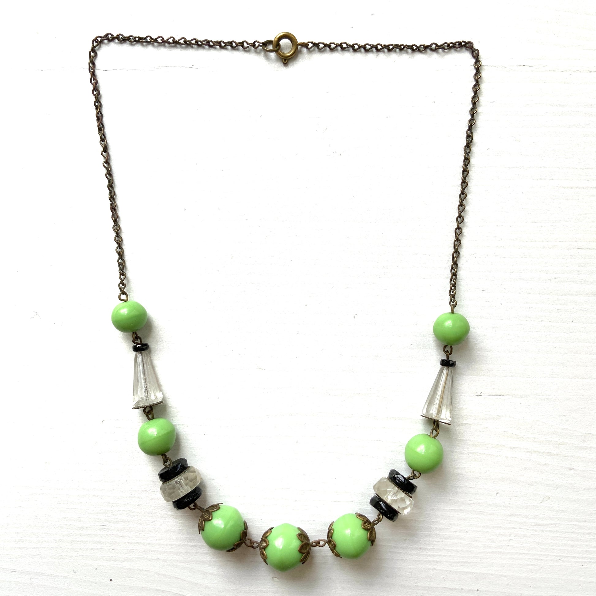Art Deco necklace dating from the 1920s–30s, featuring apple green glass beads. アップルグリーンのグラスビーズを使用した1920〜30年代頃のアールデコネックレス。