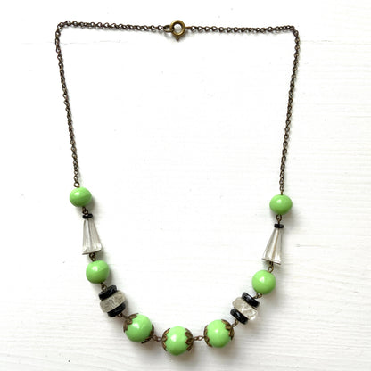 Art Deco necklace dating from the 1920s–30s, featuring apple green glass beads. アップルグリーンのグラスビーズを使用した1920〜30年代頃のアールデコネックレス。