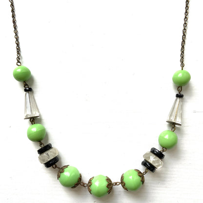 Art Deco necklace dating from the 1920s–30s, featuring apple green glass beads. アップルグリーンのグラスビーズを使用した1920〜30年代頃のアールデコネックレス。