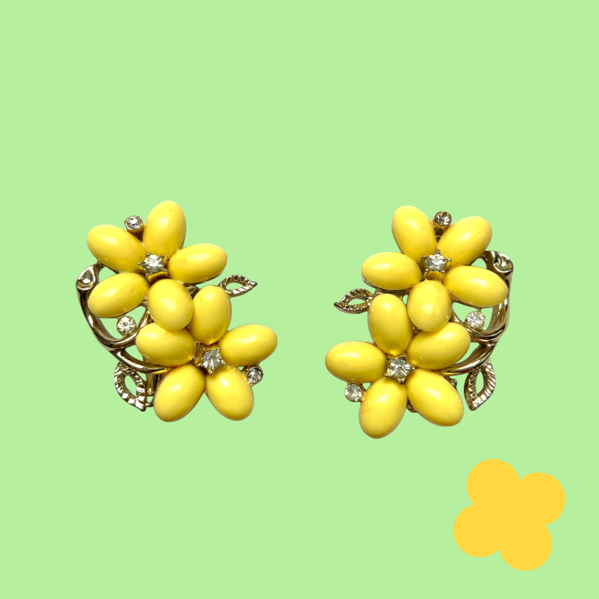Vintage Lisner clip-on earrings featuring charming butter-yellow flowers. 淡いバターイエローのお花が可愛らしい、Lisnerのヴィンテージクリップイヤリング。 