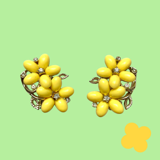 Vintage Lisner clip-on earrings featuring charming butter-yellow flowers. 淡いバターイエローのお花が可愛らしい、Lisnerのヴィンテージクリップイヤリング。 