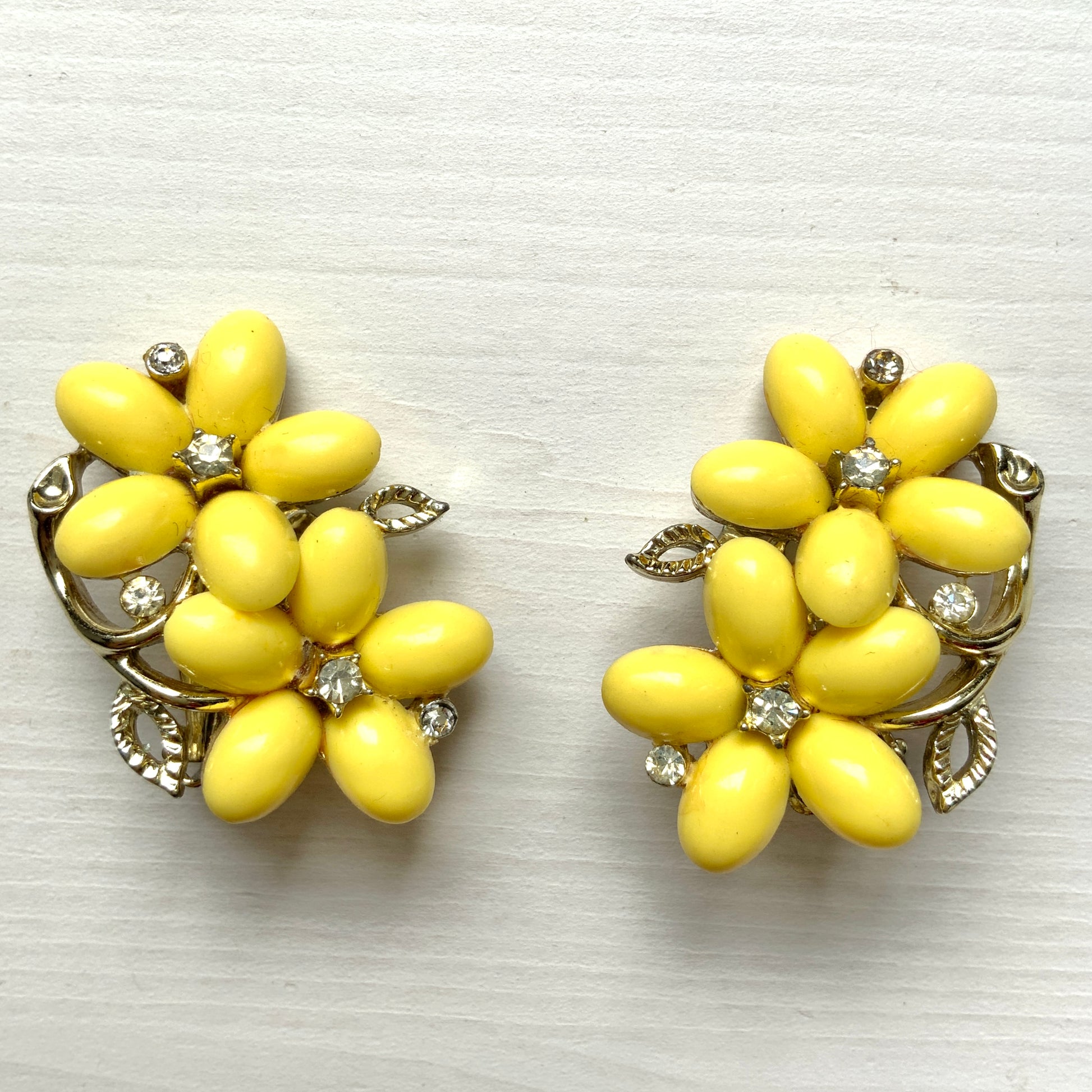 Vintage Lisner clip-on earrings featuring charming butter-yellow flowers. 淡いバターイエローのお花が可愛らしい、Lisnerのヴィンテージクリップイヤリング。 