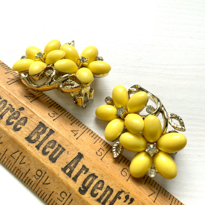 Vintage Lisner clip-on earrings featuring charming butter-yellow flowers. 淡いバターイエローのお花が可愛らしい、Lisnerのヴィンテージクリップイヤリング。 