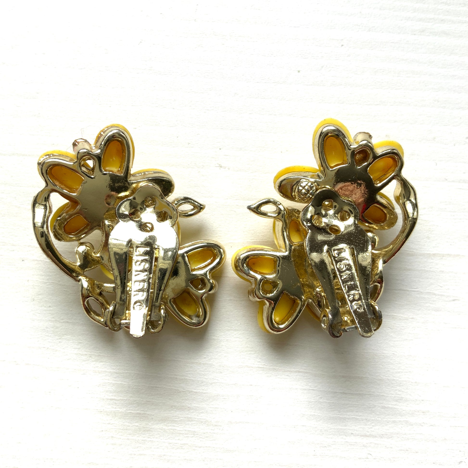 Vintage Lisner clip-on earrings featuring charming butter-yellow flowers. 淡いバターイエローのお花が可愛らしい、Lisnerのヴィンテージクリップイヤリング。 