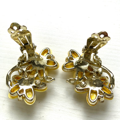 Vintage Lisner clip-on earrings featuring charming butter-yellow flowers. 淡いバターイエローのお花が可愛らしい、Lisnerのヴィンテージクリップイヤリング。 