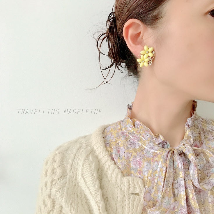 Vintage Lisner clip-on earrings featuring charming butter-yellow flowers. 淡いバターイエローのお花が可愛らしい、Lisnerのヴィンテージクリップイヤリング。 
