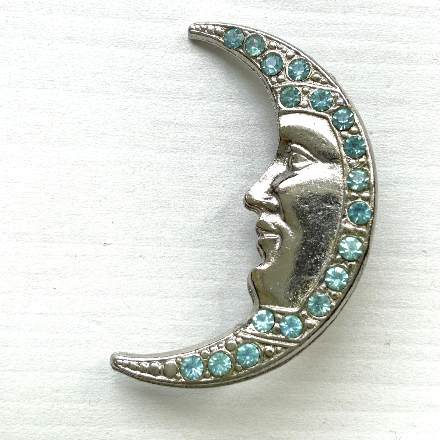 A charming vintage crescent moon brooch featuring a gentle expression. 穏やかな表情を浮かべた三日月が印象的なヴィンテージブローチ。