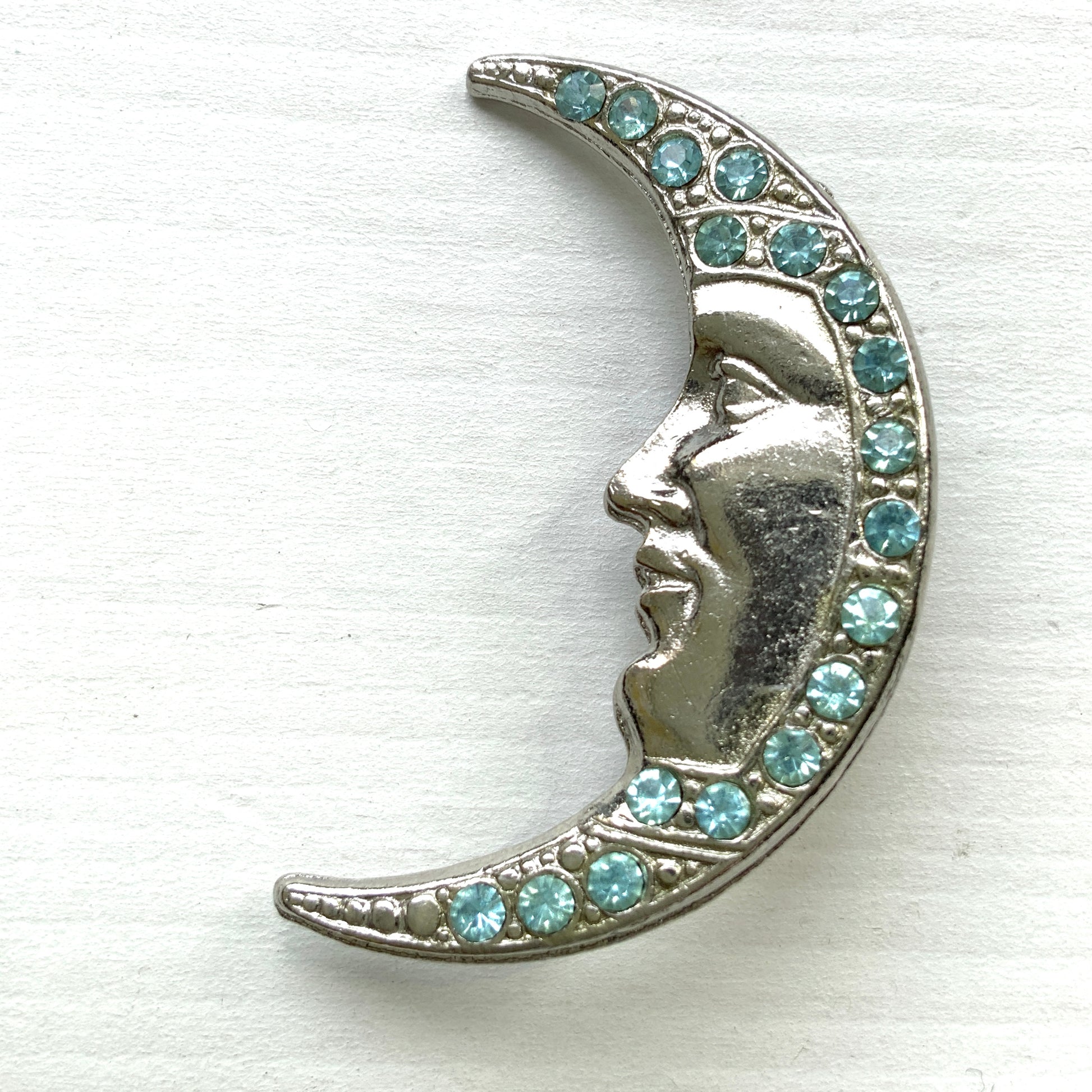 A charming vintage crescent moon brooch featuring a gentle expression. 穏やかな表情を浮かべた三日月が印象的なヴィンテージブローチ。