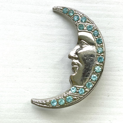 A charming vintage crescent moon brooch featuring a gentle expression. 穏やかな表情を浮かべた三日月が印象的なヴィンテージブローチ。