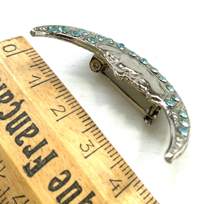 A charming vintage crescent moon brooch featuring a gentle expression. 穏やかな表情を浮かべた三日月が印象的なヴィンテージブローチ。