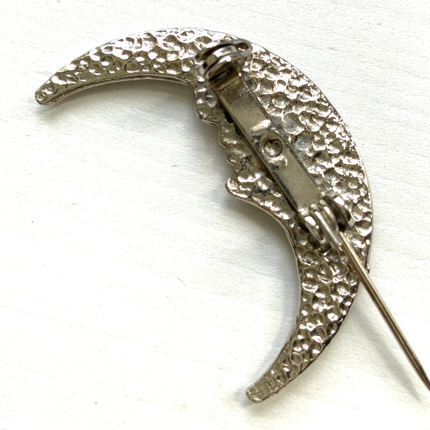 A charming vintage crescent moon brooch featuring a gentle expression. 穏やかな表情を浮かべた三日月が印象的なヴィンテージブローチ。