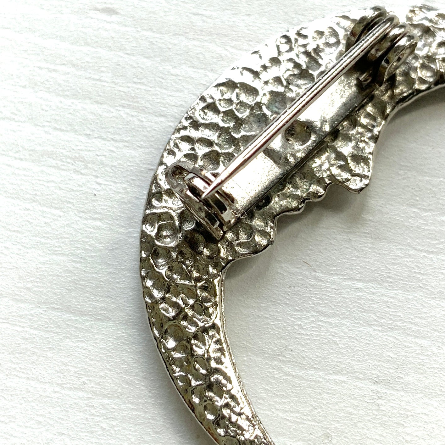 A charming vintage crescent moon brooch featuring a gentle expression. 穏やかな表情を浮かべた三日月が印象的なヴィンテージブローチ。