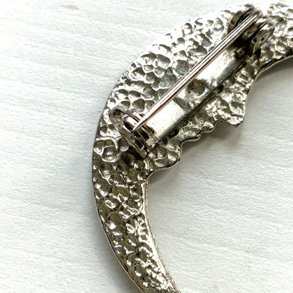 A charming vintage crescent moon brooch featuring a gentle expression. 穏やかな表情を浮かべた三日月が印象的なヴィンテージブローチ。