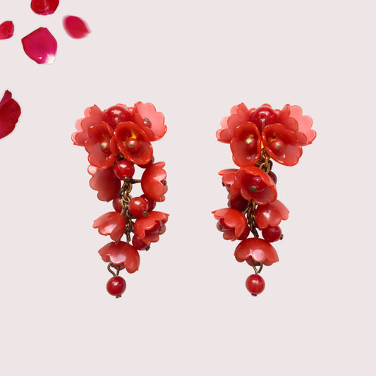 1970s Plastic Flower Bead Cluster Clip-On Earrings  1970年代のプラスチック製フラワービーズのヴィンテージクリップイヤリング。