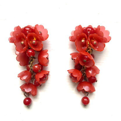 1970s Plastic Flower Bead Cluster Clip-On Earrings  1970年代のプラスチック製フラワービーズのヴィンテージクリップイヤリング。