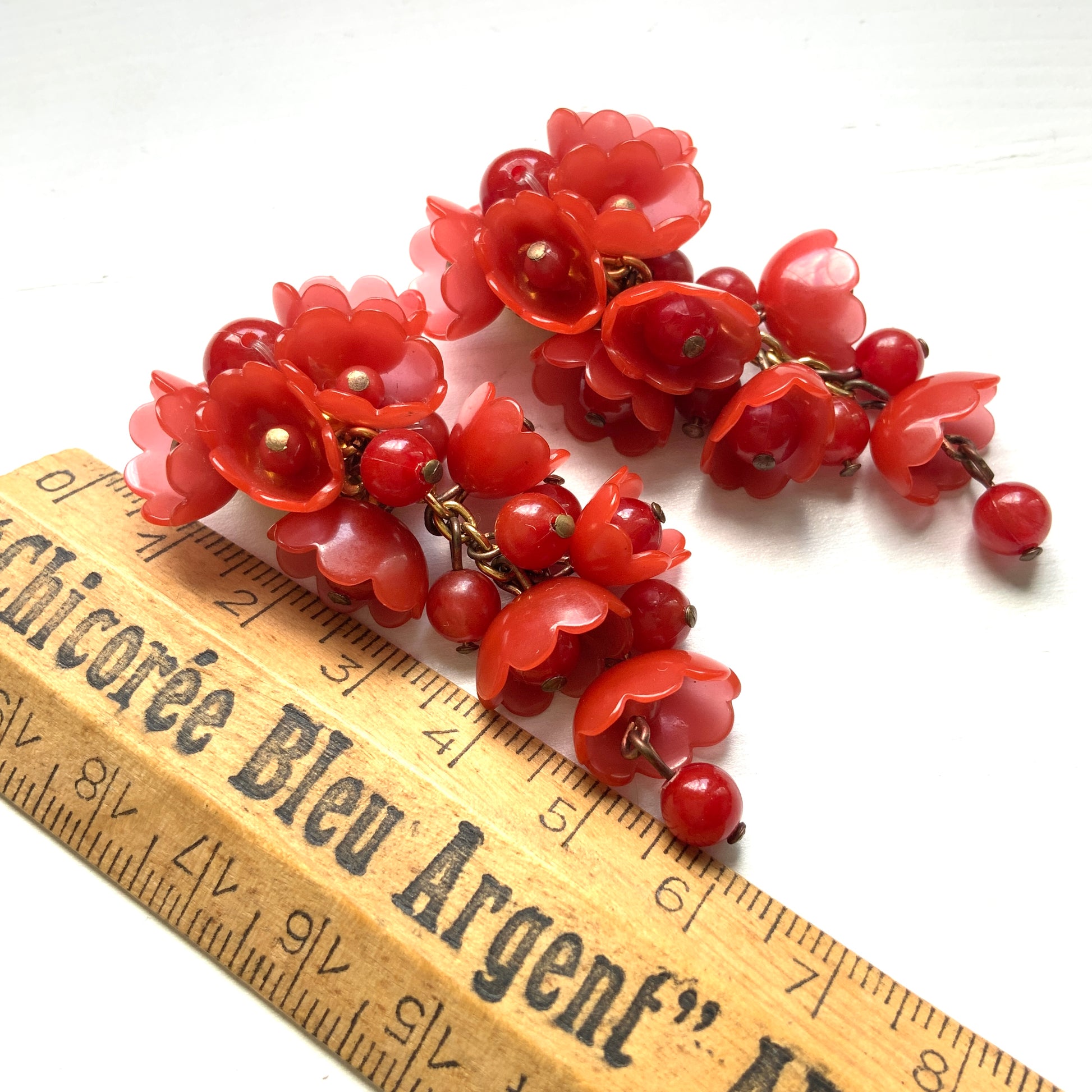 1970s Plastic Flower Bead Cluster Clip-On Earrings  1970年代のプラスチック製フラワービーズのヴィンテージクリップイヤリング。