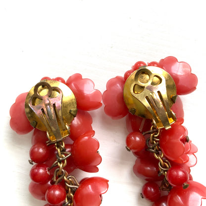 1970s Plastic Flower Bead Cluster Clip-On Earrings  1970年代のプラスチック製フラワービーズのヴィンテージクリップイヤリング。