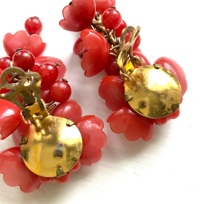 1970s Plastic Flower Bead Cluster Clip-On Earrings  1970年代のプラスチック製フラワービーズのヴィンテージクリップイヤリング。