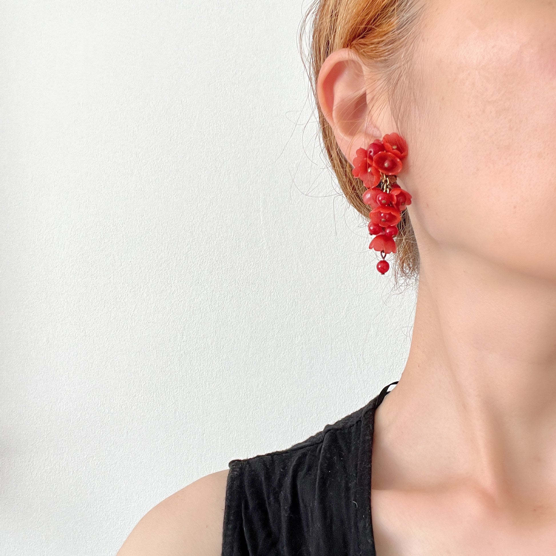 1970s Plastic Flower Bead Cluster Clip-On Earrings  1970年代のプラスチック製フラワービーズのヴィンテージクリップイヤリング。