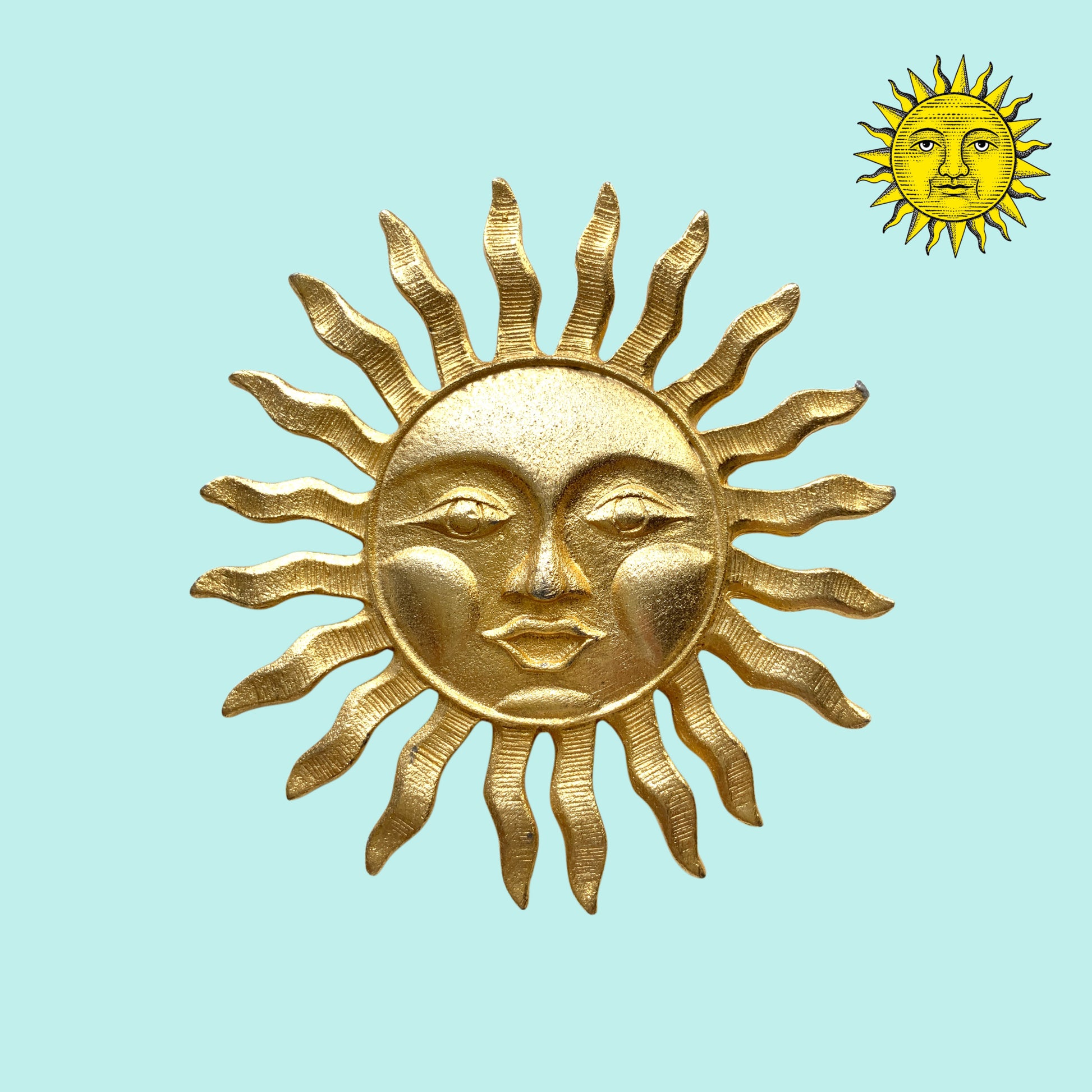 A charming vintage sun brooch featuring a smiling face.  笑顔をたたえた太陽のヴィンテージブローチ。
