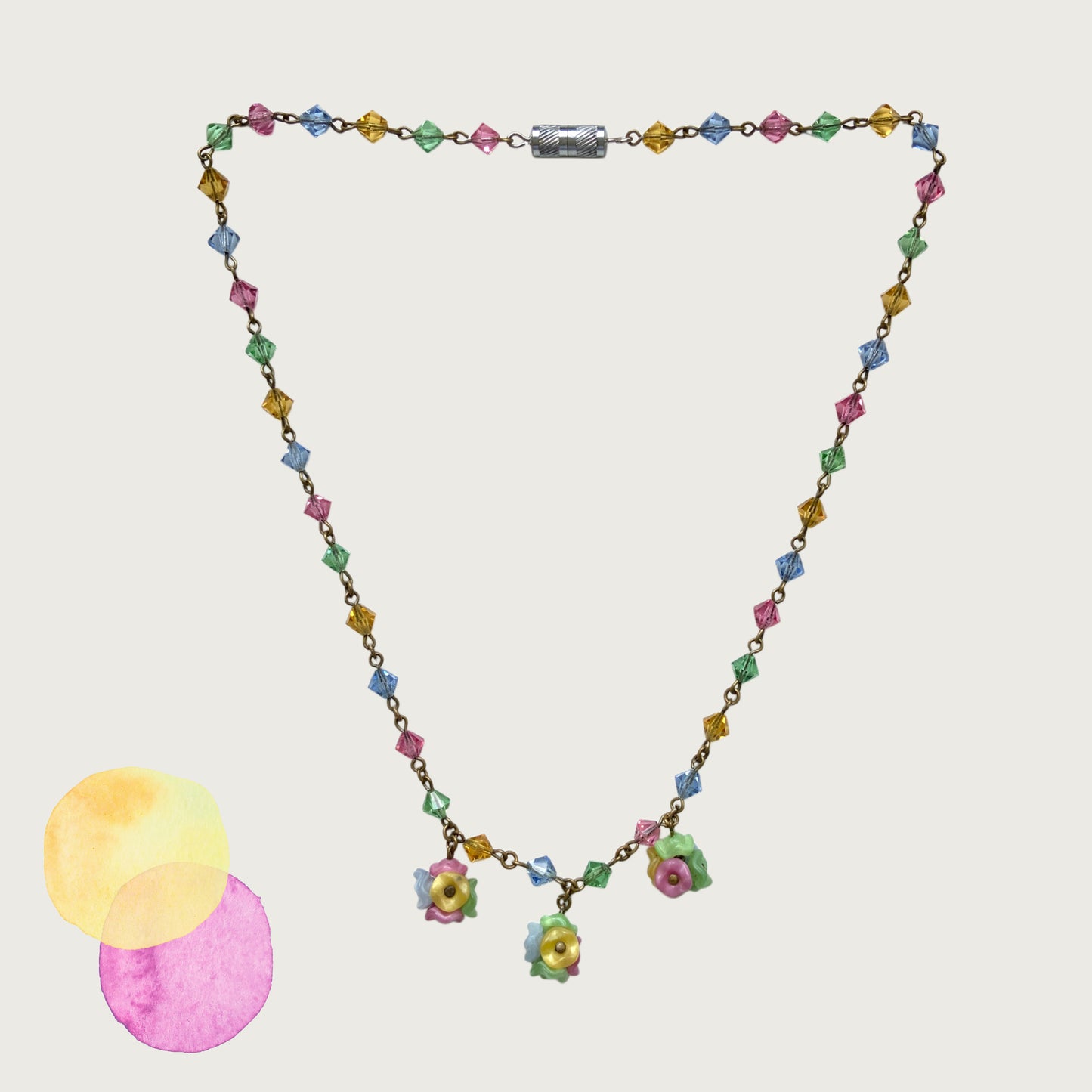 An Art Deco vintage necklace featuring delicate satin glass flowers and colourful glass beads. サテンガラスの小花とカラフルなガラスビーズが連なる、アールデコ期のヴィンテージネックレス。 