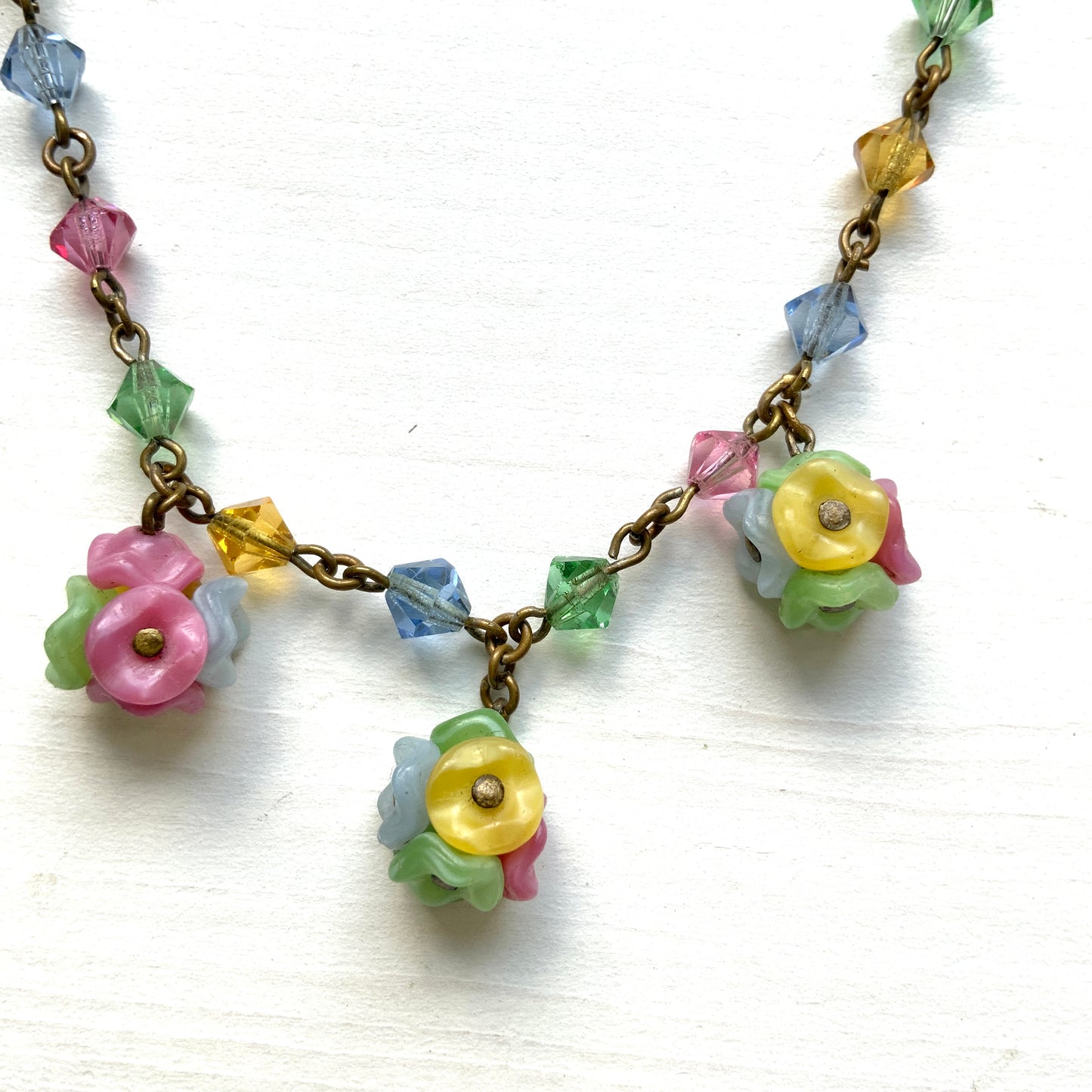 An Art Deco vintage necklace featuring delicate satin glass flowers and colourful glass beads. サテンガラスの小花とカラフルなガラスビーズが連なる、アールデコ期のヴィンテージネックレス。 