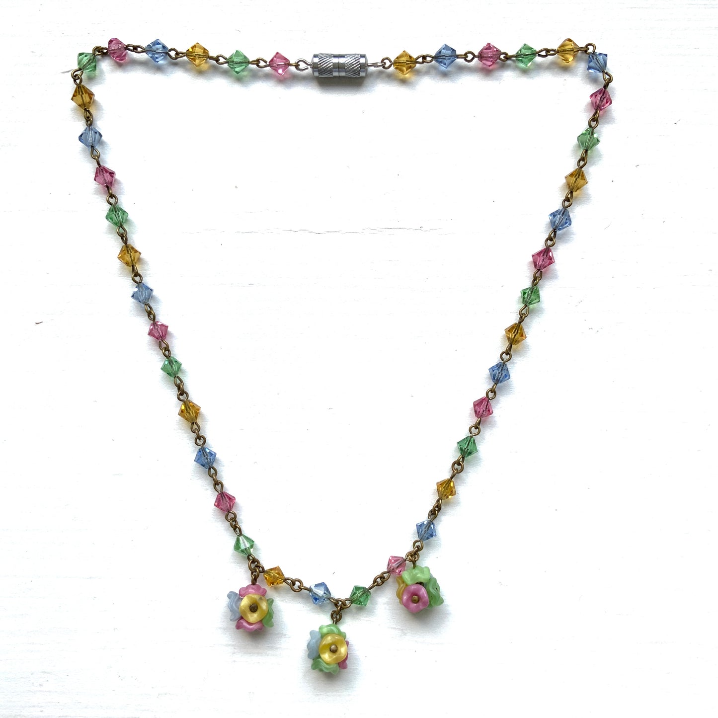 An Art Deco vintage necklace featuring delicate satin glass flowers and colourful glass beads. サテンガラスの小花とカラフルなガラスビーズが連なる、アールデコ期のヴィンテージネックレス。 