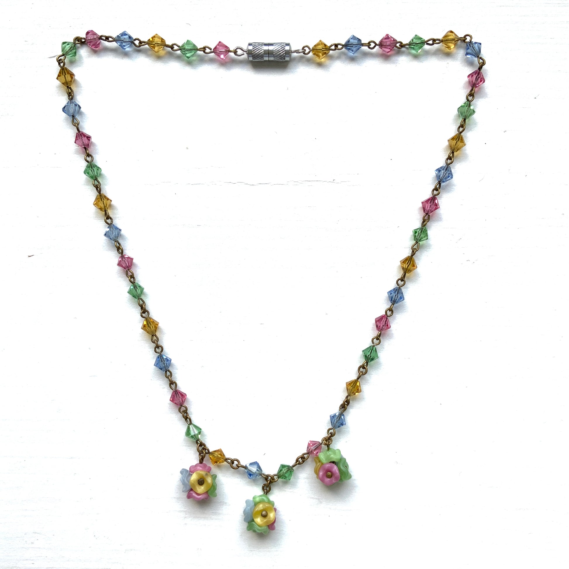An Art Deco vintage necklace featuring delicate satin glass flowers and colourful glass beads. サテンガラスの小花とカラフルなガラスビーズが連なる、アールデコ期のヴィンテージネックレス。 