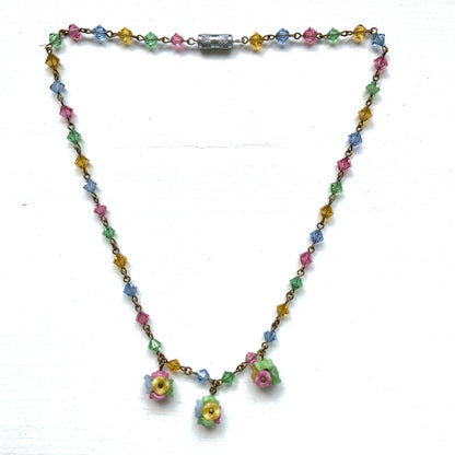 An Art Deco vintage necklace featuring delicate satin glass flowers and colourful glass beads. サテンガラスの小花とカラフルなガラスビーズが連なる、アールデコ期のヴィンテージネックレス。 